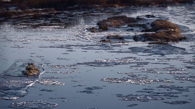 Mersul pe suprafața înghețată a bazinelor acvatice este periculos, atenționează salvatorii