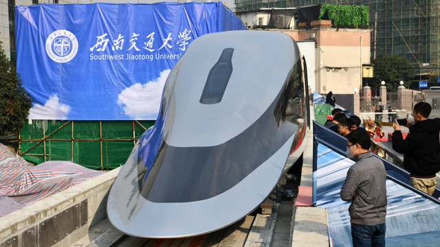 VIDEO | China lansează un prototip de tren care atinge viteze de 620 de kilometri pe oră. Cum arată la interior
