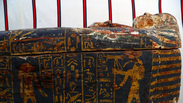Egiptul a prezentat noi descoperiri la situl Saqqara: sarcofage, măști funerare și ruinele unui templu
