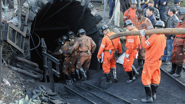 12 mineri chinezi au dat un semn de viață la o săptămână de la explozia care i-a îngropat în subteran