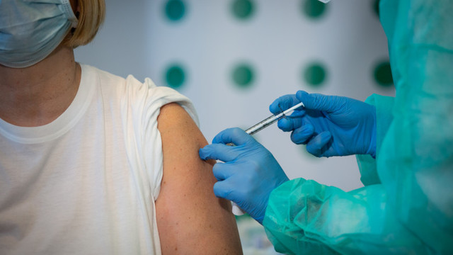 Franța vrea să dubleze numărul de zile dintre cele două doze de vaccin din cauza întârzierilor apărute în procesul de livrare

