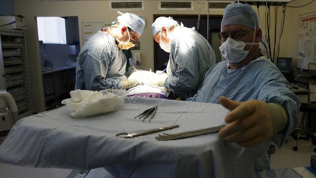Un bărbat din Islanda a primit primul transplant dublu de brațe din lume
