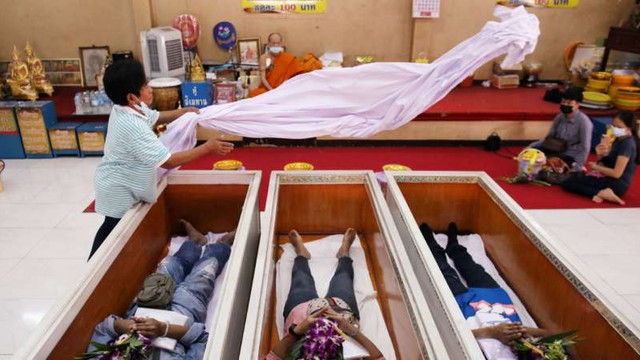 Thailandezii participă la înmormântări simulate pentru alungarea stresului din pandemie și îmbunătățirea situației financiare