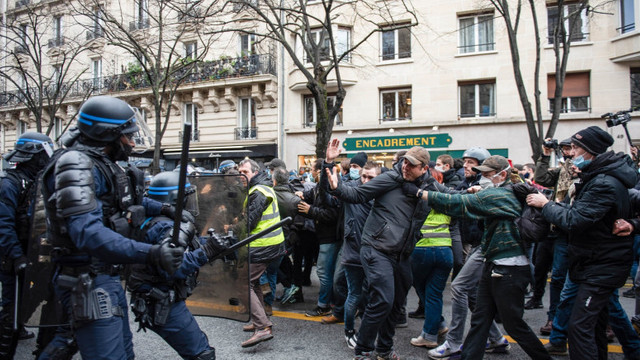 Violențe la Paris între protestatari și poliție. Distrugeri și zeci de arestări după proteste