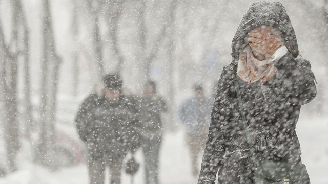 Cetățenii capitalei sunt îndemnați să se deplaseze cu prudență pe trotuare și pe străzi, în contextul vremii cu ninsori