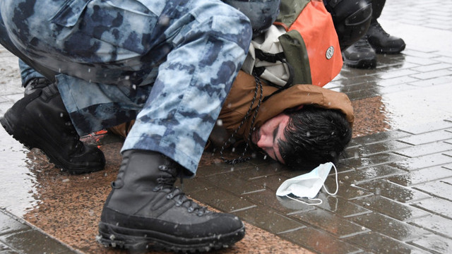 Kremlinul își declară satisfacția față de reprimarea violentă a protestelor: „Legea se aplică cu severitate împotriva huliganilor”