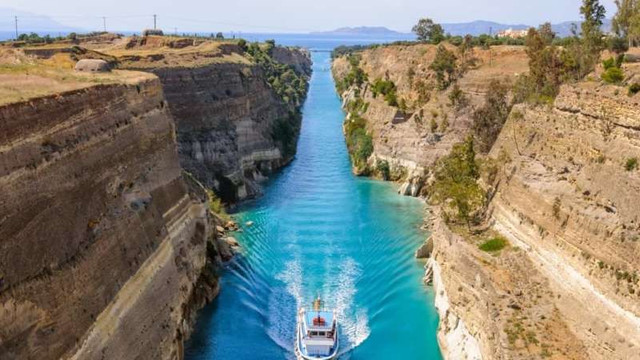 Canalul Corint, care oferă o rută mai scurtă de tranzit din sudul Italiei spre estul Mării Mediterane și Marea Neagră, închis până la finele lunii martie din cauza alunecărilor de teren