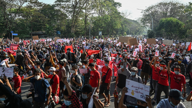 Protestele în Myanmar împotriva loviturii de stat se intensifică. 