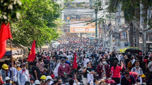 Myanmar | Mii de oameni au demonstrat și au cerut SUA înăsprirea sancțiunilor. Facebook blochează mesajele generalilor pe care-i acuză de dezinformare