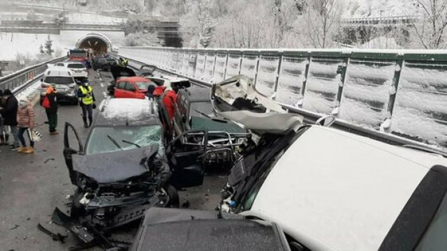 VIDEO | Carambol cu 25 de autoturisme în Italia. Doi morți și 30 de răniți în mașinile strivite pe autostradă
