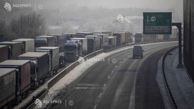 Cozi de kilometri pe autostrăzile din Cehia la granița cu Germania, din cauza noilor restricții