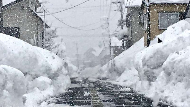 O furtună de zăpadă puternică a lovit Japonia, perturbând transporturile