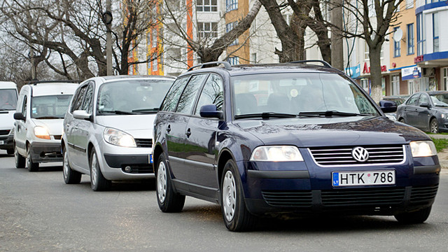 Regulile pe care trebuie să le respecte deținătorii de autoturisme cu numere străine: termenul de aflare pe teritoriul R. Moldova și sancțiunile pe care le riscă 