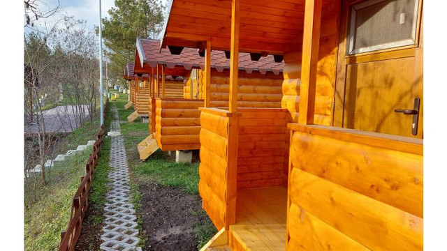 Un apicultor a creat o stupină model cu locuri de cazare pentru turiști