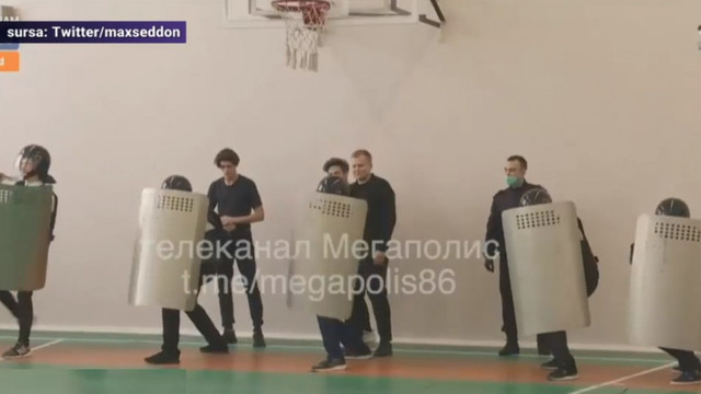 VIDEO | Demonstrație a jandarmilor ruși la școală. Elevii sunt învățați să aresteze protestatari

