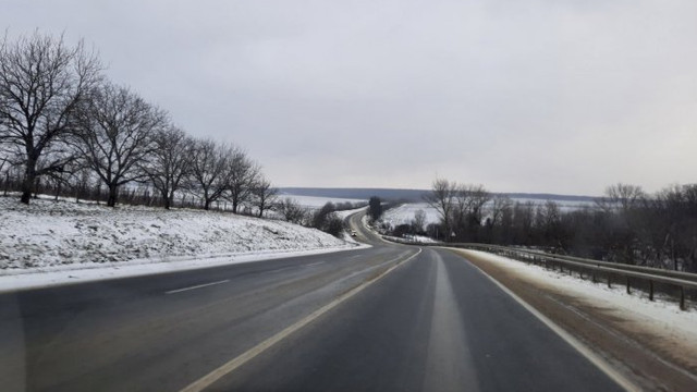 Pe traseele naționale se circulă în condiții de iarnă
