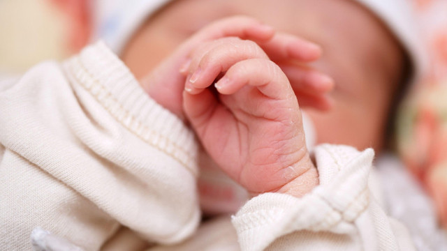 Premieră medicală în Franța: O femeie cu uter transplantat a dat naștere unui fetițe sănătoase
