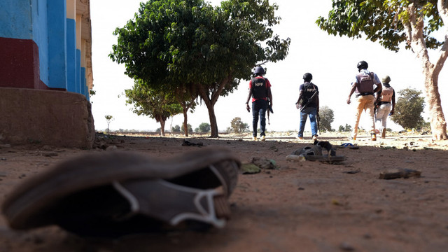 Bărbați înarmați au ucis un elev și au răpit alte sute de la o școală din centrul Nigeriei