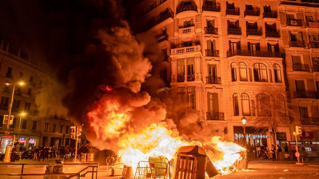 A doua noapte de proteste masive în Spania, după arestarea unui rapper acuzat de adularea terorismului și insultarea monarhiei