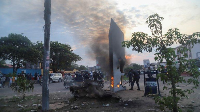 Un nou monolit metalic apărut în capitala RD Congo a fost incendiat de localnici