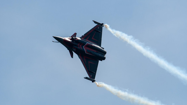 Două avioane Rafale care zburau jos au lăsat fără curent electric un sat din Franța
