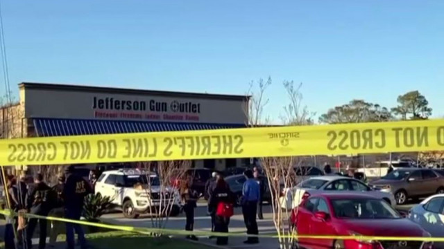 Trei morți și doi răniți după un schimb de focuri într-un magazin de arme din SUA