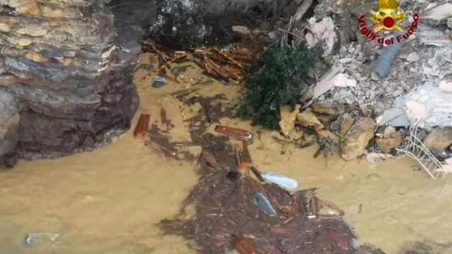 Imagini teribile în Italia, unde o alunecare de teren a aruncat în mare 200 de sicrie