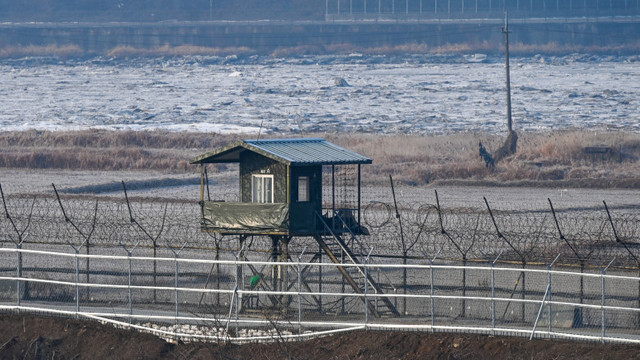 Un nord-corean a umblat ore întregi prin zona demilitarizată, filmat și declanșând alarme, iar Coreea de Sud nu l-a depistat
