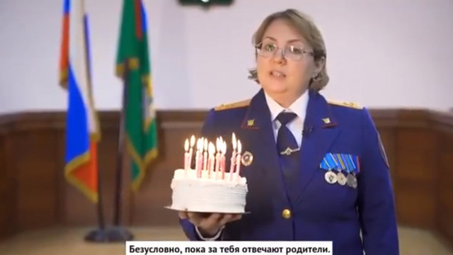 Poliția rusă le trimite adolescenților care împlinesc 14 ani o felicitare în care îi anunță că de la această vârstă pot face închisoare
