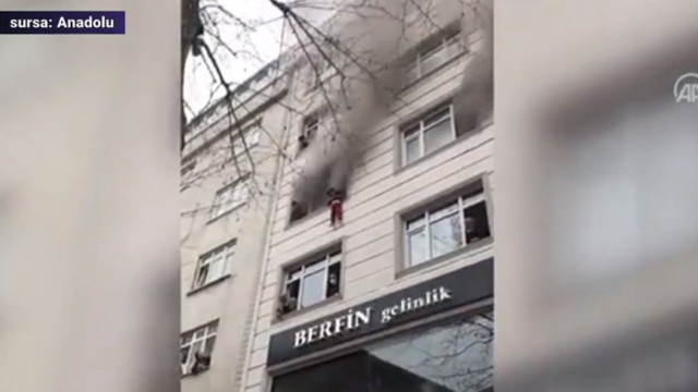O femeie și-a aruncat copiii pe geam pentru a-i salva dintr-un incendiu, în Istanbul