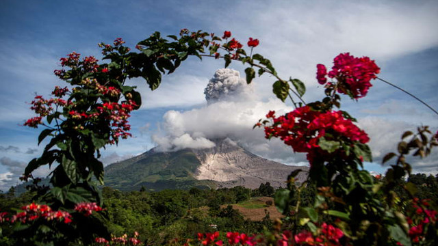 Vulcanul Sinabung din Indonezia a expulzat o coloană de cenușă la 1.500 de metri înălțime