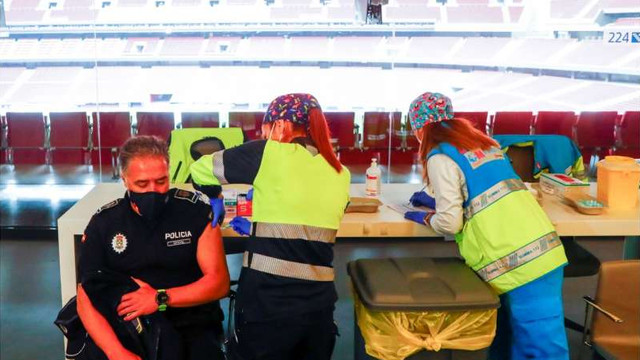 Spania | Lansare a unei campanii de 'vaccinare în masă' pentru polițiști și pompieri pe stadionul echipei Atletico Madrid