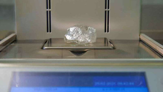 Un rar diamant brut de 242 de carate, oferit spre vânzare de Alrosa la o licitație din Dubai