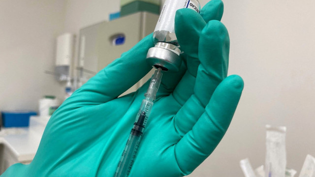 Spania va administra doar o doză de vaccin persoanelor sub 55 de ani care au avut COVID