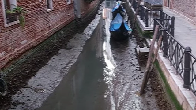 VIDEO | Canalele din Veneția sunt seci. Gondolele stau în nămol
