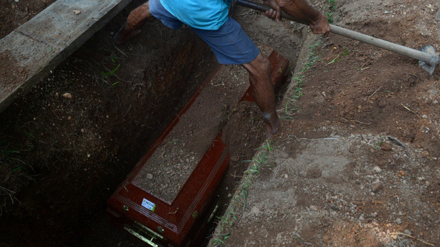 Sri Lanka alege o insulă izolată aflată la 300 de kilometri depărtare pentru îngroparea morților de COVID-19. Guvern a fost criticat anterior pentru că a obligat minoritățile să-și incinereze morții
