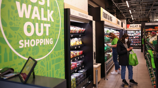 Amazon a deschis, pentru prima dată în afara Statelor Unite, un supermarket ''fără contact'' și fără case de marcat