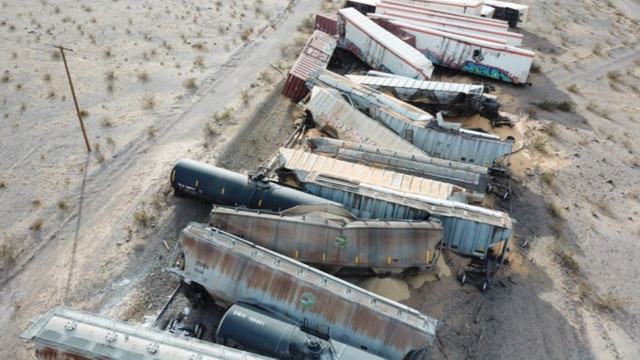 SUA | Un tren de marfă cu 44 de vagoane cu substanțe chimice inflamabile a deraiat în deșertul Mojave
