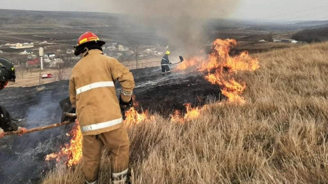 Salvatorii au intervenit pentru a stinge 5 incendii de vegetație, în ultimele 24 de ore