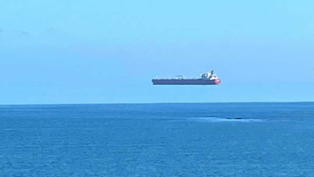 Un fotograf din Anglia a surprins, de la țărm, un vapor zburător în largul mării. Care este explicația