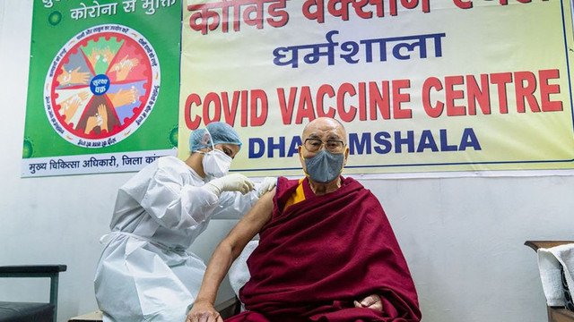 Dalai Lama s-a vaccinat împotriva COVID-19: Mai mulți oameni trebuie să aibă curaj să facă această injecție