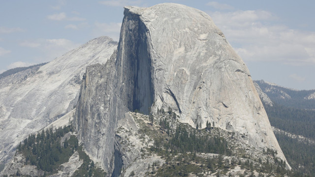 Doi schiori au sfidat moartea pe muntele Half Dome: „Dacă aluneci în stânga sau dreapta, cu siguranță ești mort”