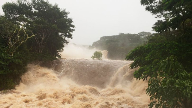 Hawaii declară stare de urgență din cauza inundațiilor și evacuează mai multe mii de persoane