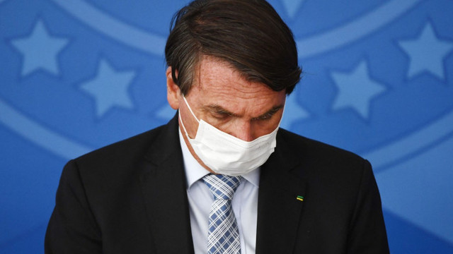 Brazilia depășește pentru prima dată pragul de 2.000 de morți într-o zi. Jair Bolsonaro apare cu mască în public, moment rarisim