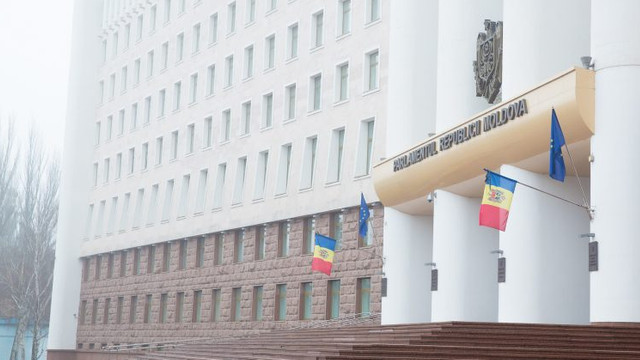 Drapelul Republicii Moldova de pe clădirea Parlamentului a fost coborât în bernă
