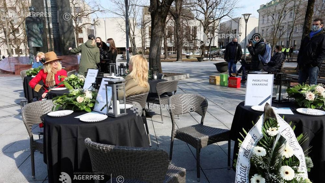 Numeroase restaurante și hoteluri din Lituania au scos mese și paturi în piețe publice în semn de protest