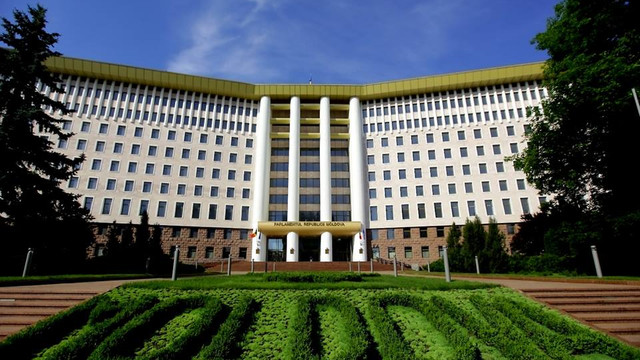 Parlamentul se întrunește luni în ședință plenară. Printre subiectele de pe agendă, ridicarea imunității parlamentare a deputaților Partidului Șor, Denis Ulanov și Petru Jardan