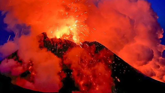 Rusia: O erupție vulcanică în peninsula Kamceatka i-a încântat pe turiști în pofida pericolului
