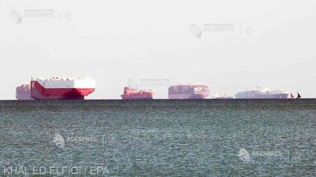 VIDEO | Peste 150 de nave blocate după ce un portcontainer a eșuat în Canalul Suez; ranfluarea sa ar putea dura câteva săptămâni