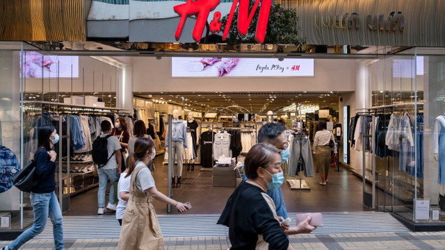 Boicot general în China asupra H&M după refuzul companiei de a mai cumpăra bumbac din provincia unde uigurii sunt supuși persecuțiilor